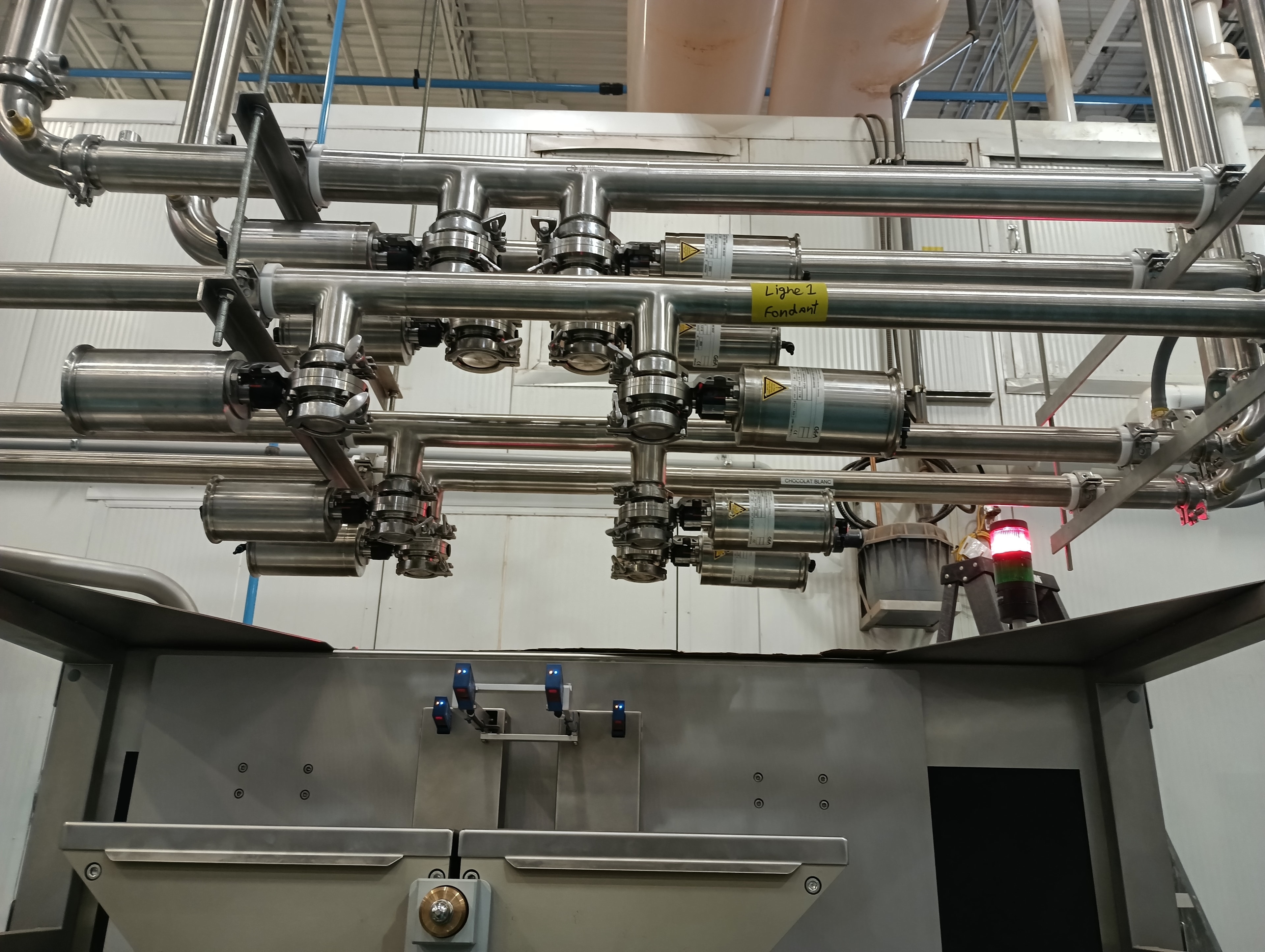 Tuyauterie sanitaire en acier inoxydable installée au plafond