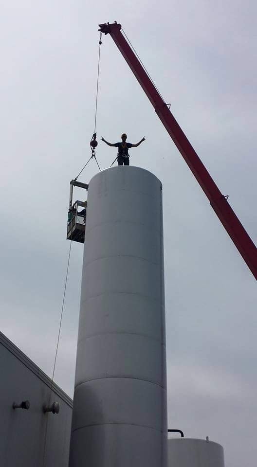 Cuves et tuyauterie inox dans une installation de production