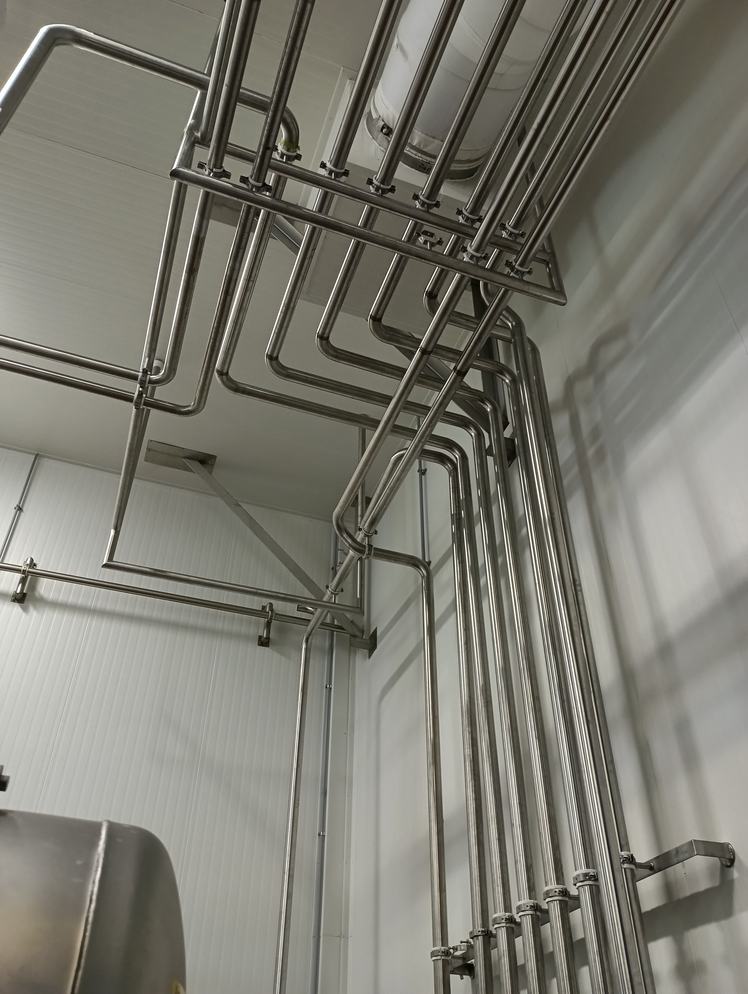 Détail de raccords et de brides sanitaires en acier inoxydable