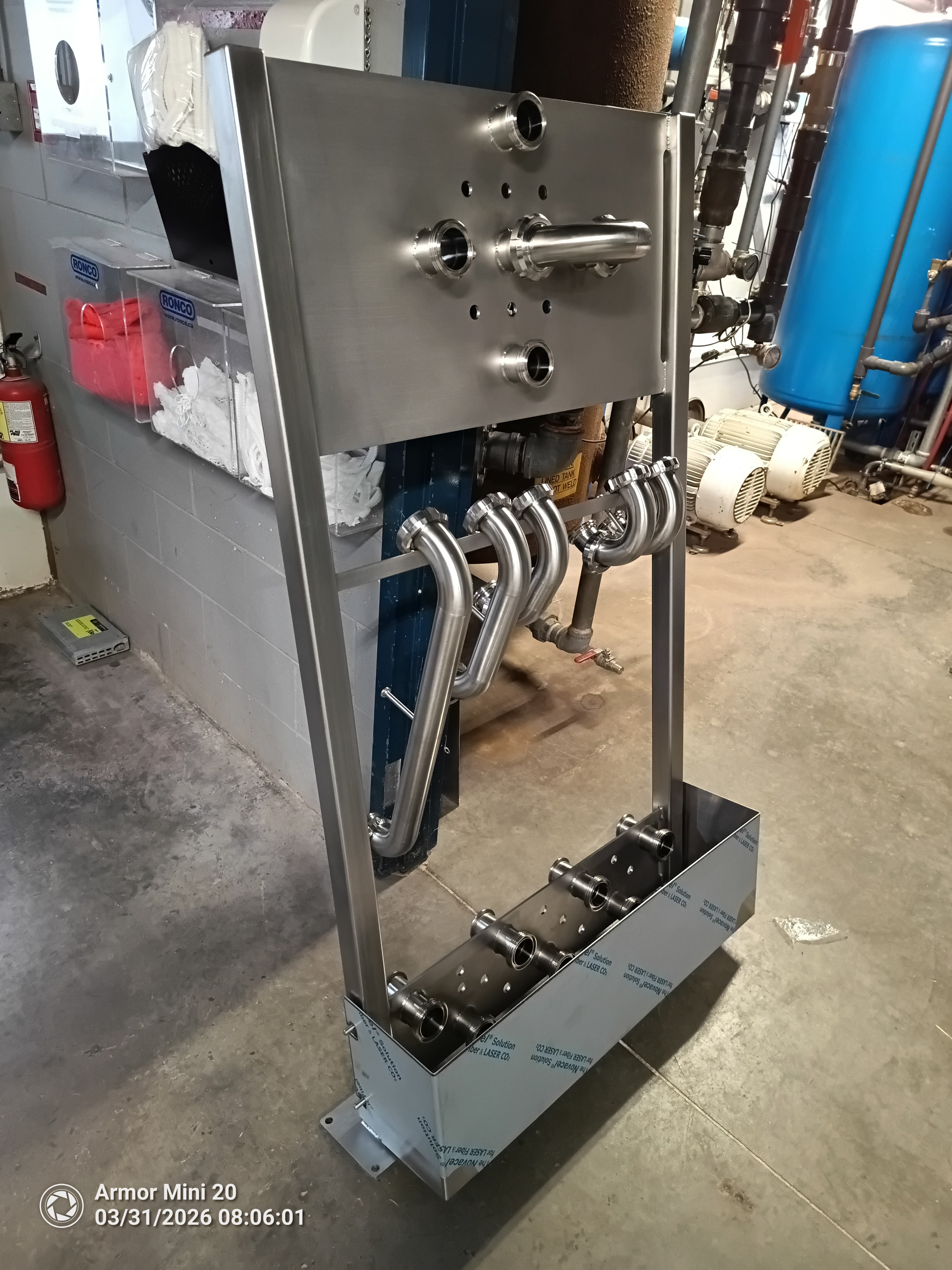 Panneau de distribution inox avec raccords en U fabriqué sur mesure