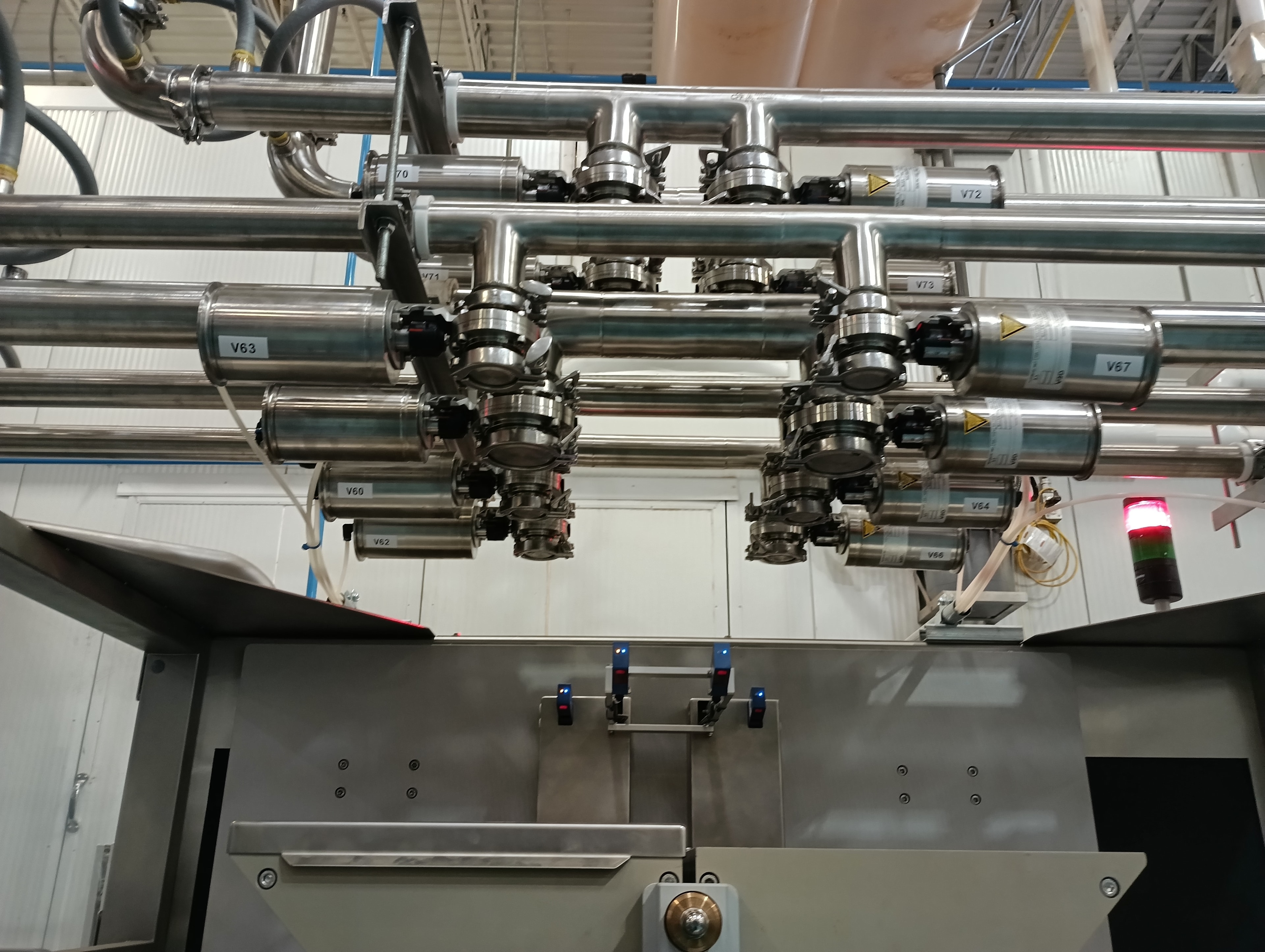 Tuyauterie sanitaire en acier inoxydable dans une installation industrielle